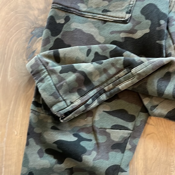 Sanctuary Camo jogger sweatpant with zippers on ankles - Picture 4 of 4